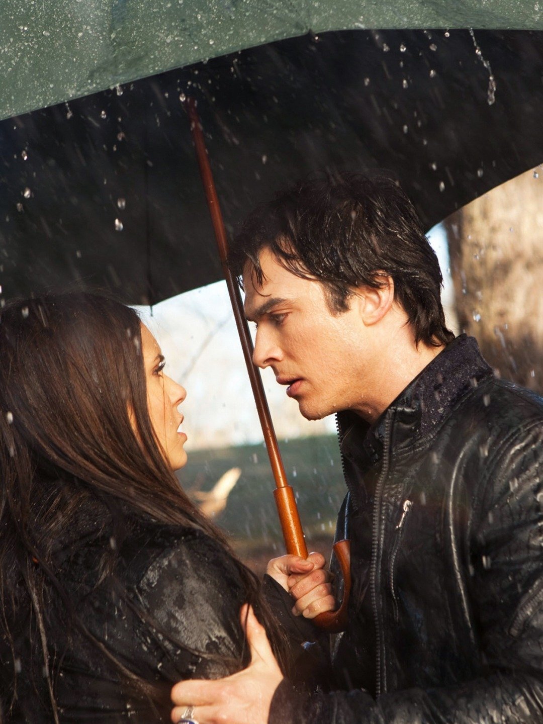Har Elena och Damon dating i verkliga livet