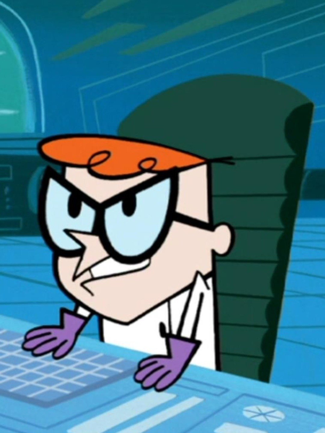 Dexter ser beslutsam ut framför sitt tangentbord